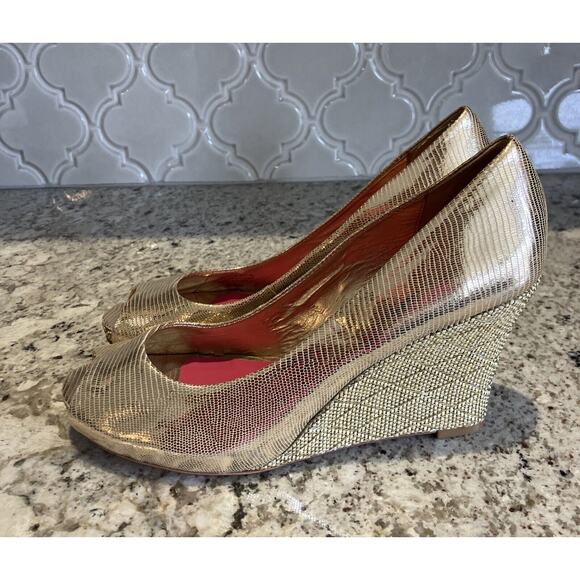 LILLY PULITZER SZ 7 1/2 RESORT CHIC GOLD LEATHER SLIP ON PEEP TOE WEDGES - Picture 1 of 7